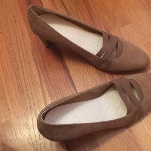 Tan low dress pumps